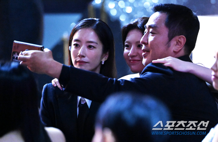  Ryu Seung-ryong, Ko Yoon-jeong, Kwak Sun-young, we are the 'Moving' family