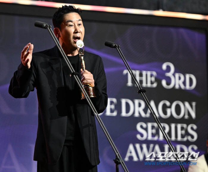  Shin Dong-yeop, who won the award for male entertainer, made a legendary acceptance speech