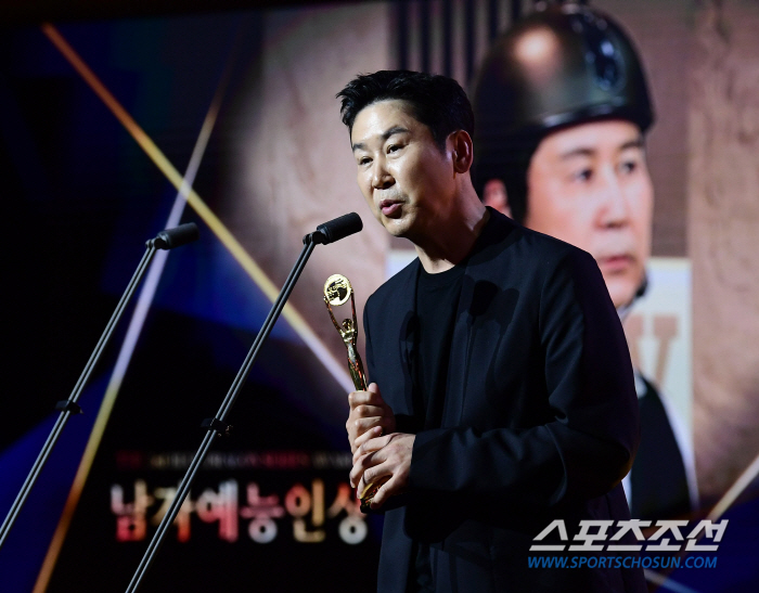  Shin Dong-yup 'Winning the Blue Dragon Series Award for Best Male Entertainer'