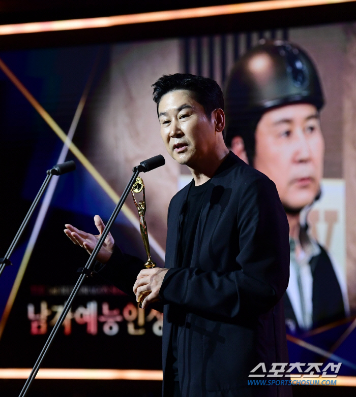  Shin Dongyup 'Winner Award for Best Male Entertainer'