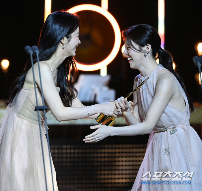  Shin Ye-eun and Ko Yoon-jung 'Sincere Congratulations'