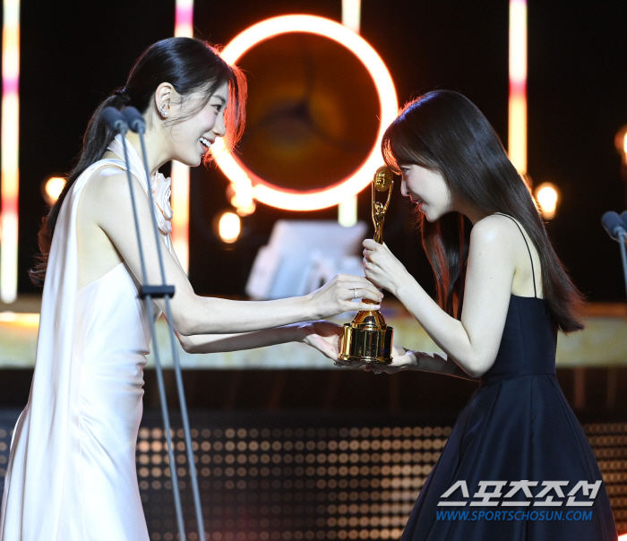  Suzy - Park Bo Young 'Congratulations with sincerity'