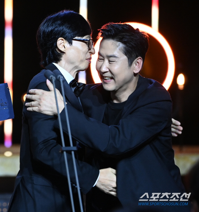  Yoo Jaeseok - Shin Dongyup 'Hug hot'