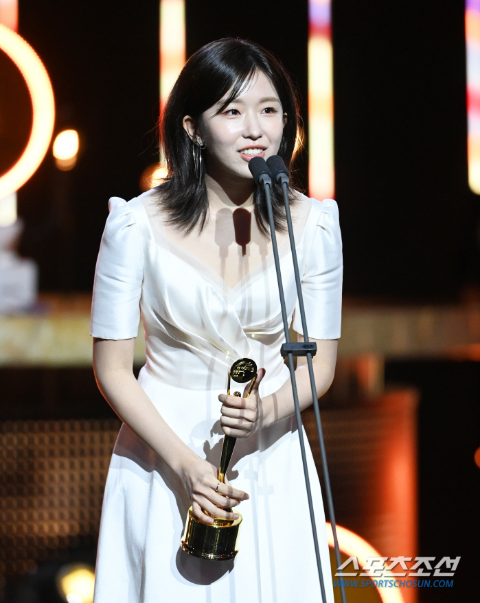  Yoon Guy 'Winning the New Female Entertainer Award'