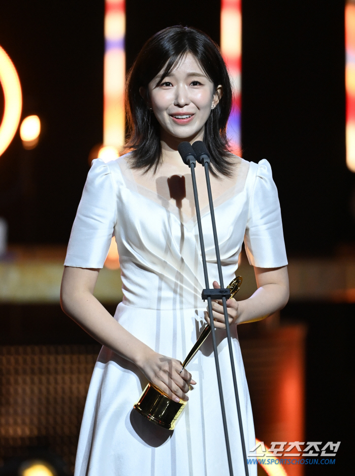  Yoon Guy 'Winning the New Female Entertainer Award'