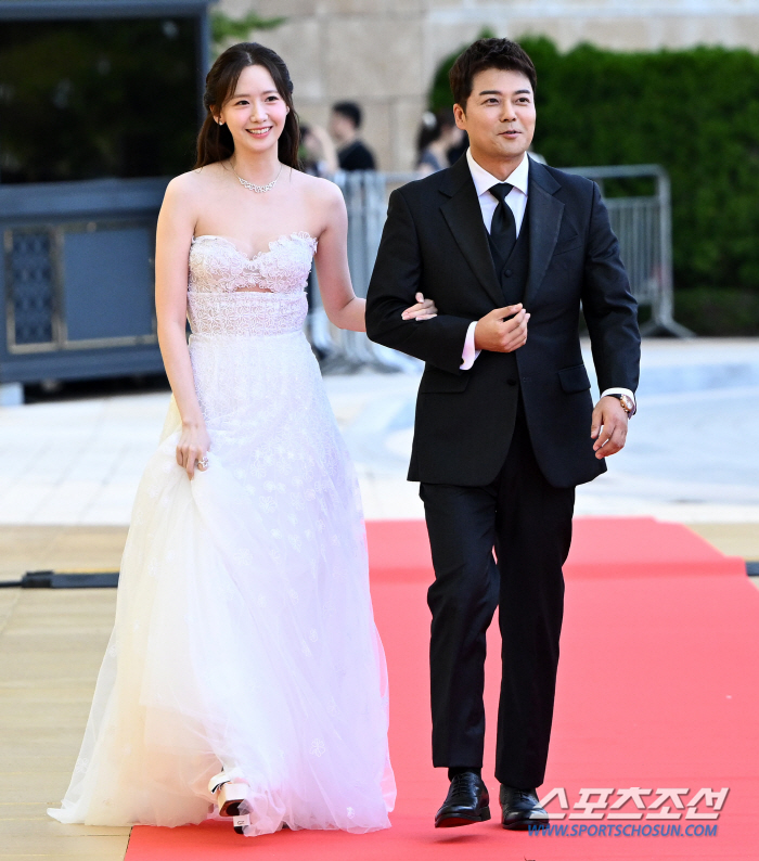  Yoona - Jeon Hyunmoo  'Cheongryong Series Awards MC'