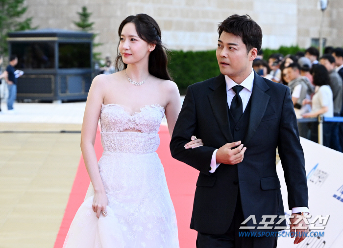  Yoona - Jeon Hyunmoo  'Cheongryong Series Awards MC'