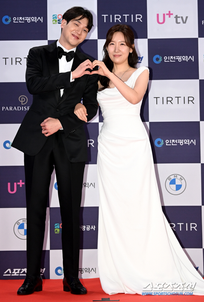  Yoonjae and Yoonha go out to Blue Dragon Series Awards