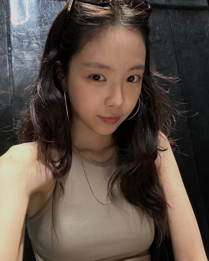 Son Na Eun, the standard of 'Right-angled Shoulder'...Nude-toned sleeveless T-shirt and brag about the back of his head