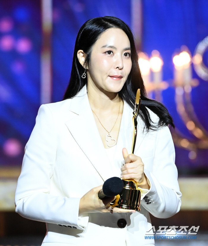  Park Ji-yoon, tears at the popularity award 'Kids will be proud of their mom'