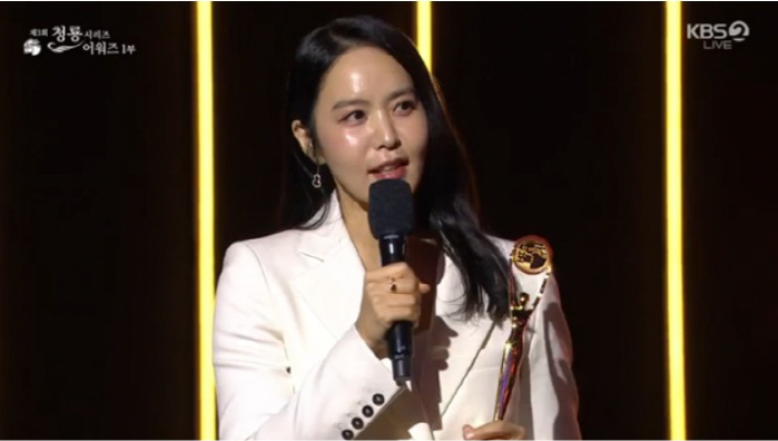  'What Kids Should Be Proud Of' Park Jiyoon Wins Popularity Award'