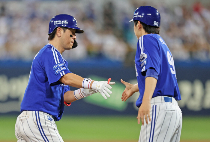 'Distance 135m' Kang Min-ho's home run for 2 consecutive days! Twenty-four thousand people. It's a big explosion of Rafak5th career milestone achieved 