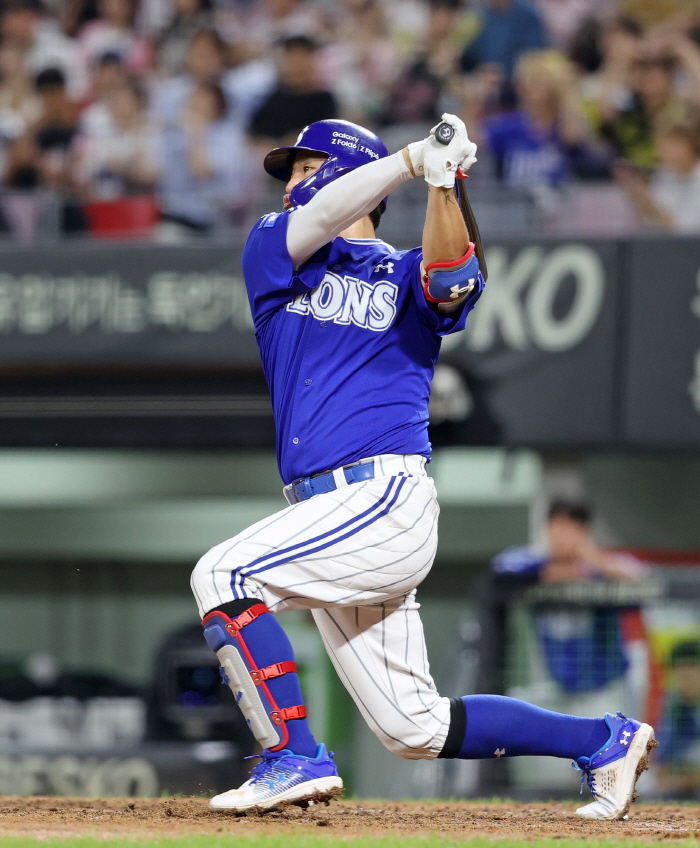 'Distance 135m' Kang Min-ho's home run for 2 consecutive days! Twenty-four thousand people. It's a big explosion of Rafak5th career milestone achieved 