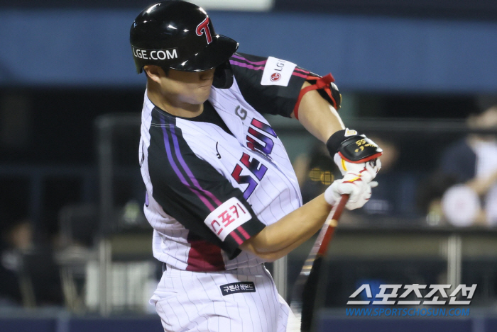 'Do you want to try the second flow?' Kim Beom-seok's helmet and Park Hae-min's bat... The 150-kilometer fireballer hit after four years of pitching conversion. 'The batters are amazing. I'll do my best as a pitcher'