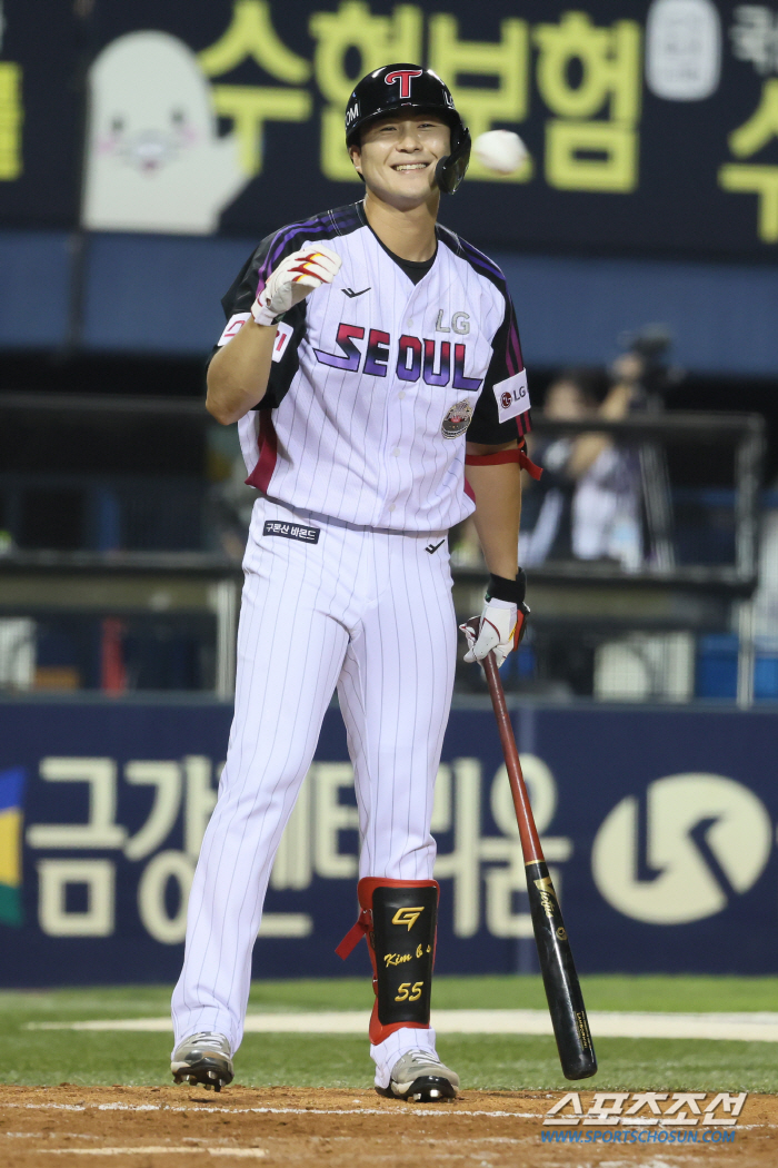 'Do you want to try the second flow?' Kim Beom-seok's helmet and Park Hae-min's bat... The 150-kilometer fireballer hit after four years of pitching conversion. 'The batters are amazing. I'll do my best as a pitcher'