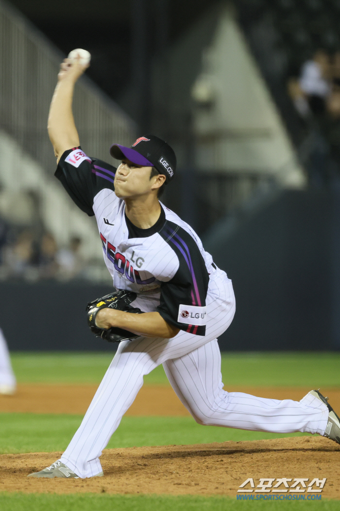 'Do you want to try the second flow?' Kim Beom-seok's helmet and Park Hae-min's bat... The 150-kilometer fireballer hit after four years of pitching conversion. 'The batters are amazing. I'll do my best as a pitcher'