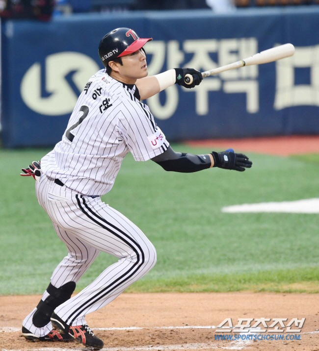 'Do you want to try the second flow?' Kim Beom-seok's helmet and Park Hae-min's bat... The 150-kilometer fireballer hit after four years of pitching conversion. 'The batters are amazing. I'll do my best as a pitcher'