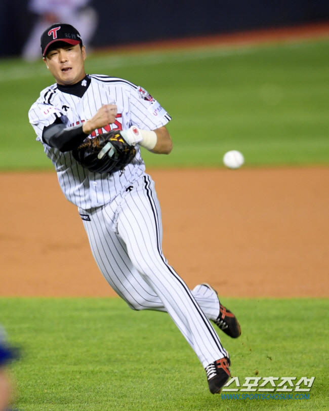 'Do you want to try the second flow?' Kim Beom-seok's helmet and Park Hae-min's bat... The 150-kilometer fireballer hit after four years of pitching conversion. 'The batters are amazing. I'll do my best as a pitcher'