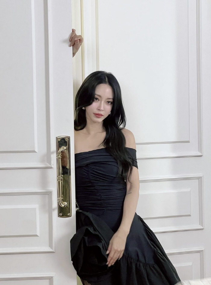 Han Ye-seul, you can have a wedding like this..Black dress  mesh stockings perfect fit