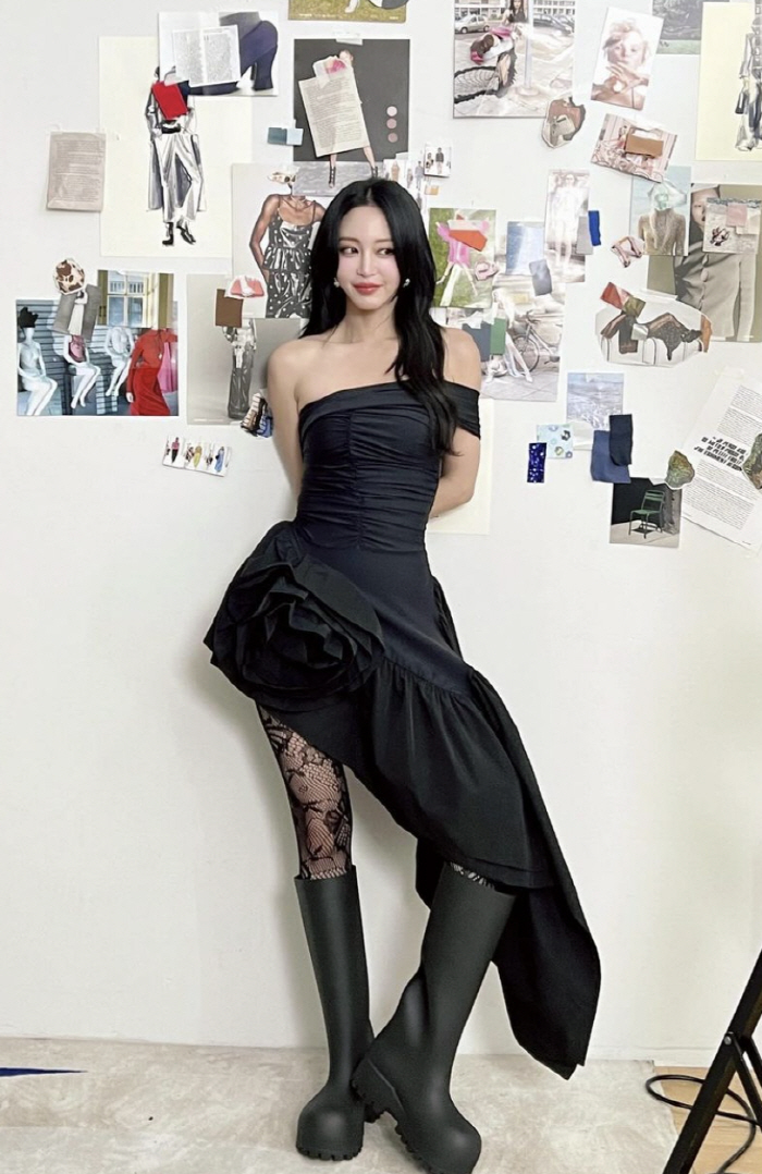 Han Ye-seul, you can have a wedding like this..Black dress  mesh stockings perfect fit