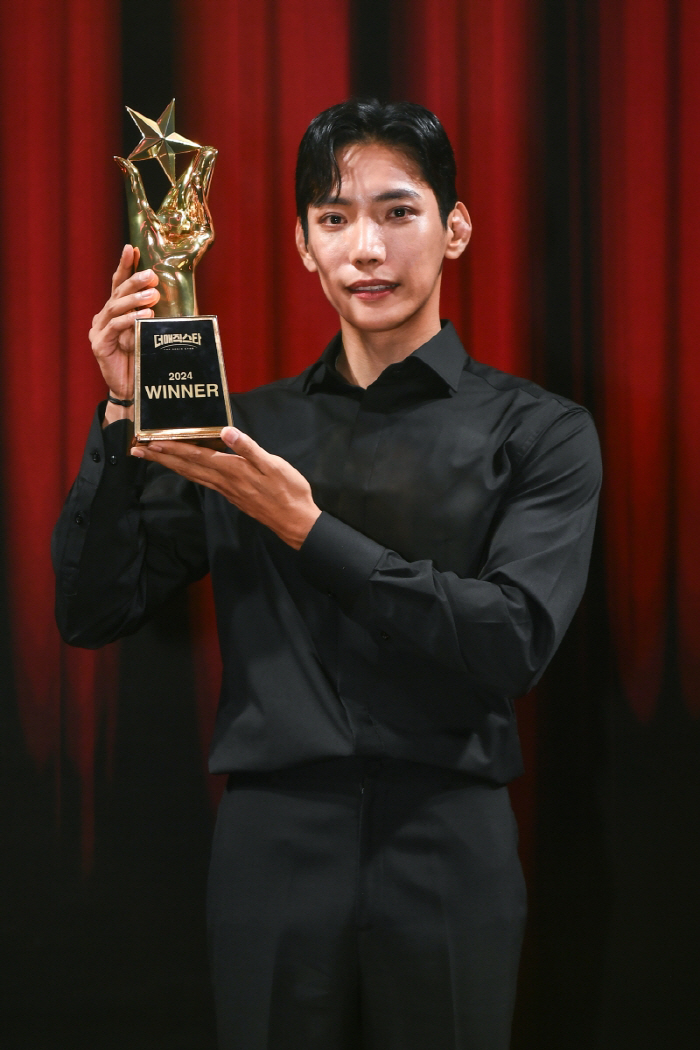 Hojin Yu became the first winner of 'The Magic Star'...a spectacular f ...