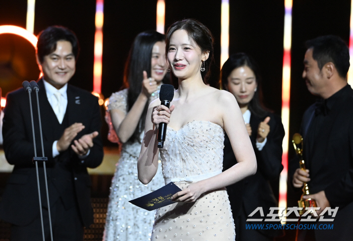 Im Yoon-ah, who served as the goddess of the Blue Dragon Series Awards for the third consecutive year, showed off her brilliant dress