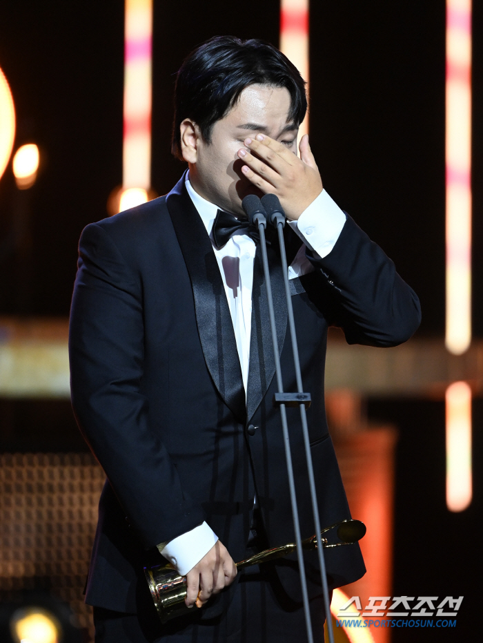  'Kwak tube'Kwak Junbin tears at the first rookie entertainer award in his life'I was going to say the names of the people who were bullied'