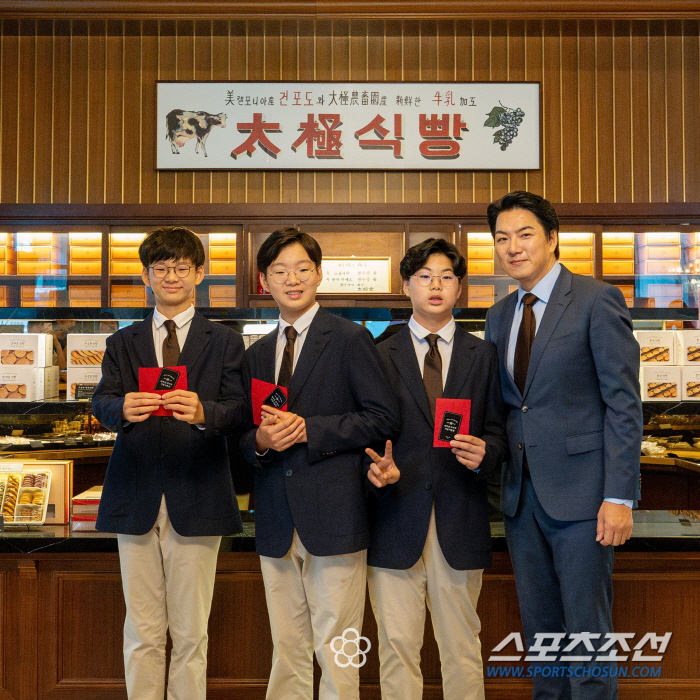 Song Triplets Receive Ice Cream Pass from Taegeukdang