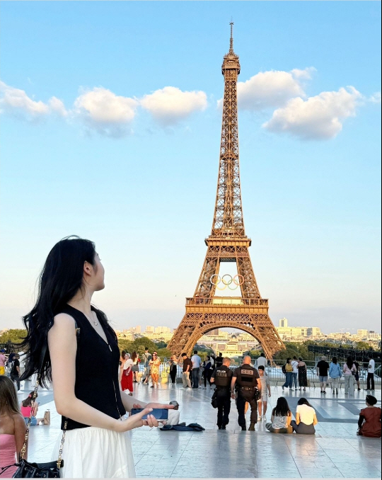  Figure skating queen Kim Yu-na stands on the Eiffel Tower in Paris with her unexpected appearance