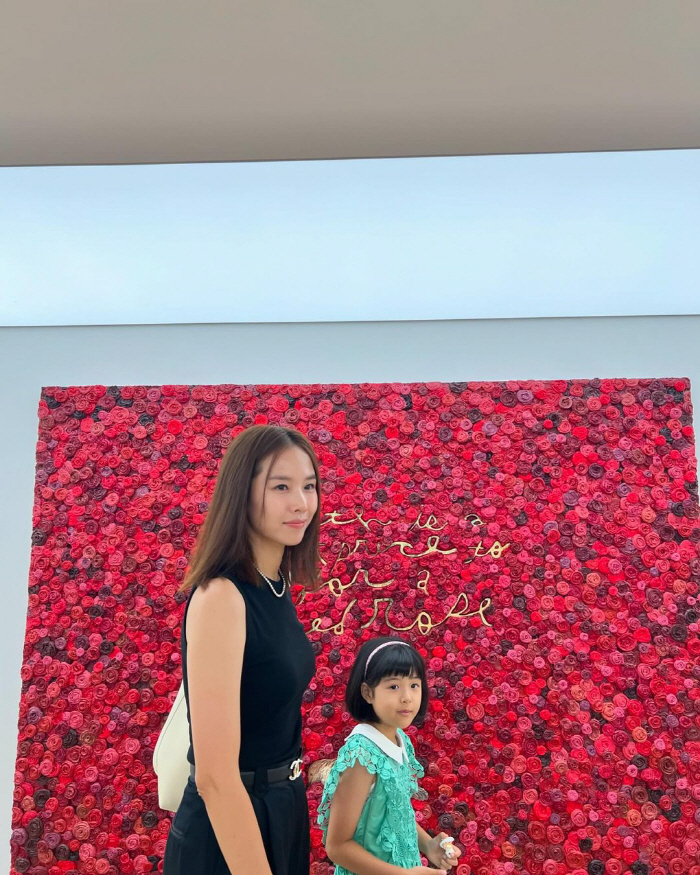 'Divorce Lee Dong-gun' Cho Yoon-hee's date at the art museum with her bungeo-ppang daughter..a friendly mother and daughter