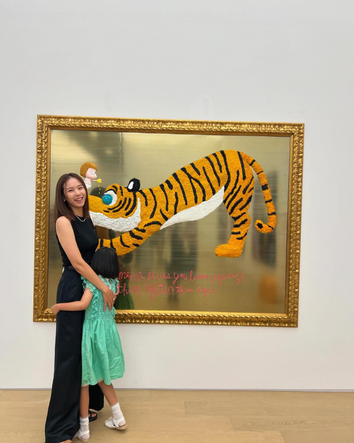 'Divorce Lee Dong-gun' Cho Yoon-hee's date at the art museum with her bungeo-ppang daughter..a friendly mother and daughter