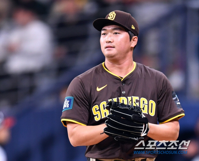 Go Woo-seok can't hold his heart in Double A. Four hits and three runs. ERA 23.63 Is this for real...