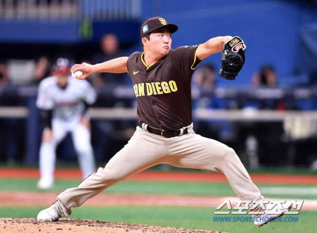 Go Woo-seok can't hold his heart in Double A. Four hits and three runs. ERA 23.63 Is this for real...