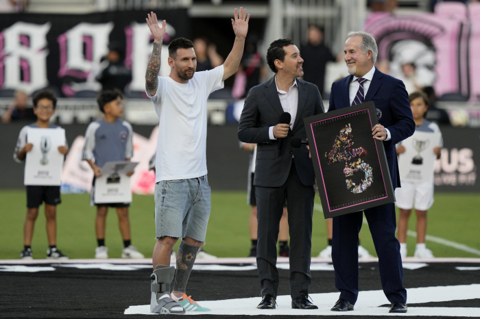 His legs were limp, but his face was full of smiles'GOAT' Messi attends the championship event with a cast on him