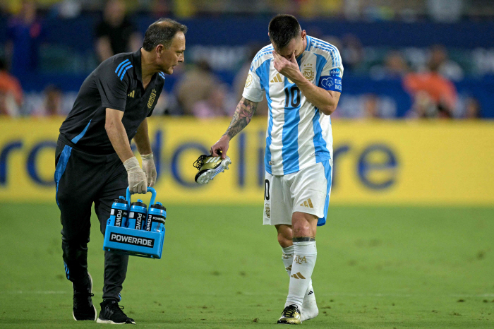 His legs were limp, but his face was full of smiles'GOAT' Messi attends the championship event with a cast on him