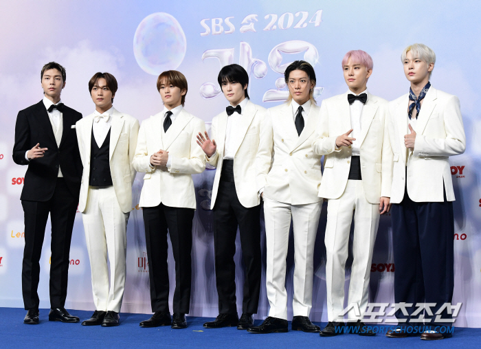  NCT127'Showing off in a tuxedo'