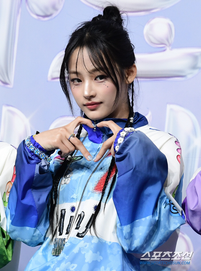 New Jin's Minji 'Attractive eye contact greeting' | SportsChosun