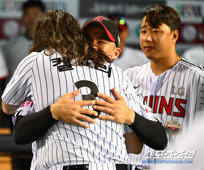 The meaning of 'Kim Hyunsoo's 90 Degrees of Greetings' is... Even if my son is born, I give up going to the U.S. Take the mound after three days off.Even the Korean name tattoo... Icon of 'Devidence' for the team. He was a good man until the end