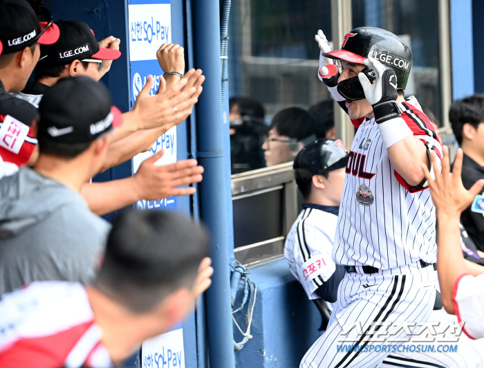 The speed of hitting 'Is it a missile?' is 182.8 kilometers. Park Dong-won's clothesline is making two-run shots