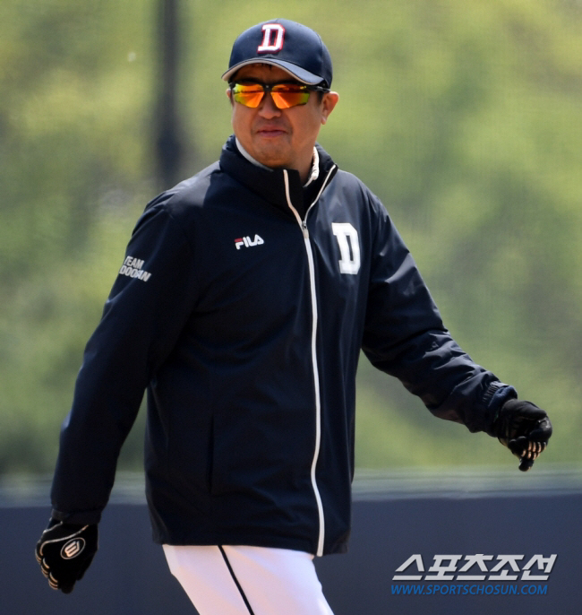 'Reform the atmosphere' Doosan reorganizes its coaching staff Kwon Myung-chul's main call-up for the first team → Park Jung-bae's bullpen shift 