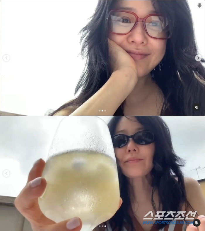  Ko Hyun-jung, 53, who retried selfies 'I miss the autumn winter by drinking lemon water'