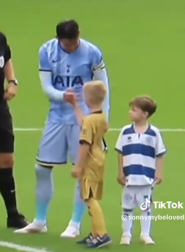 'Wow, it's Son Heung-min.' Hugging and shaking hands with the gathered little mascots, giving them unforgettable memories 'Uncle Heung-min'