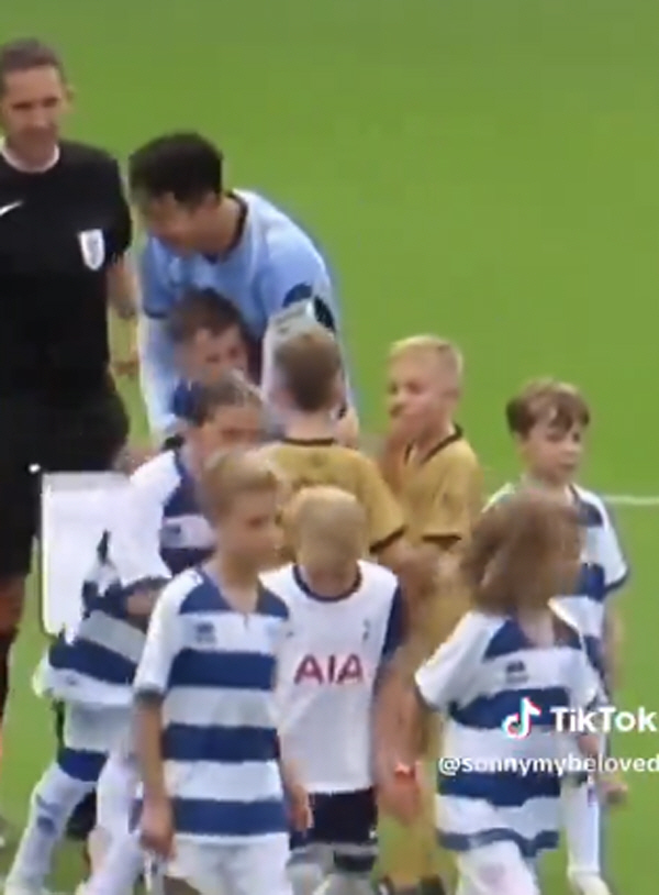 'Wow, it's Son Heung-min.' Hugging and shaking hands with the gathered little mascots, giving them unforgettable memories 'Uncle Heung-min'