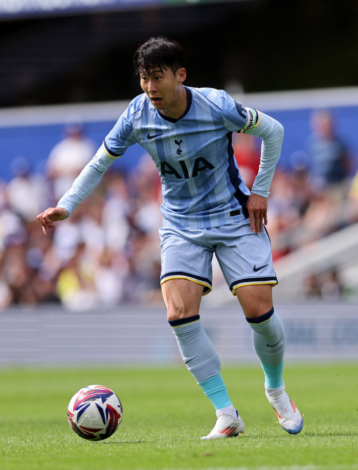 'Wow, it's Son Heung-min.' Hugging and shaking hands with the gathered little mascots, giving them unforgettable memories 'Uncle Heung-min'