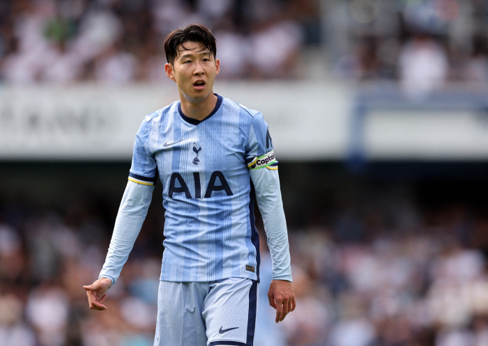 'Wow, it's Son Heung-min.' Hugging and shaking hands with the gathered little mascots, giving them unforgettable memories 'Uncle Heung-min'