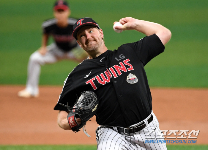 I put all the right-handed batters I could use. Lotte lost three games and put six right-handed hitters into the game. Junwoo's second surprise. 