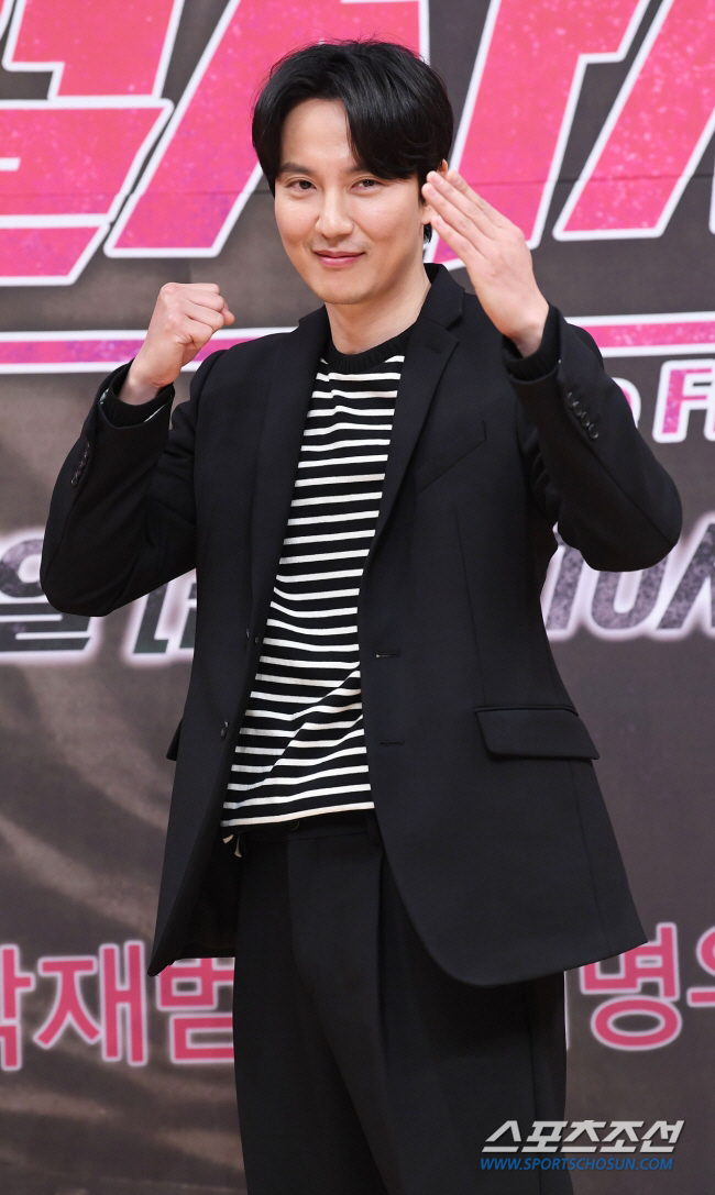 Kim Nam-gil comes back in the second half of the year with a long priest's suit at 33 degrees