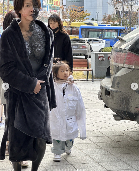 Lee Si-young is calm even when she sees her bloody mother 'I'm used to seeing her since I was 2 years old '