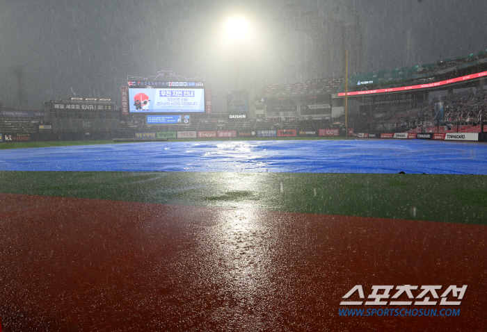 'No game or rain cancellation? The water bomb that poured out as soon as the first pitch was over. The forecast for 630 p.m. against KT-SSG, which was washed away by heavy rain, was right. 