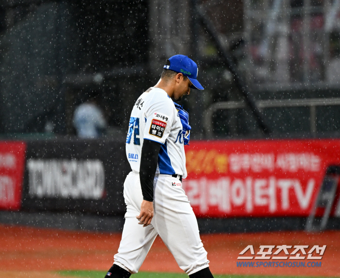 'No game or rain cancellation? The water bomb that poured out as soon as the first pitch was over. The forecast for 630 p.m. against KT-SSG, which was washed away by heavy rain, was right. 